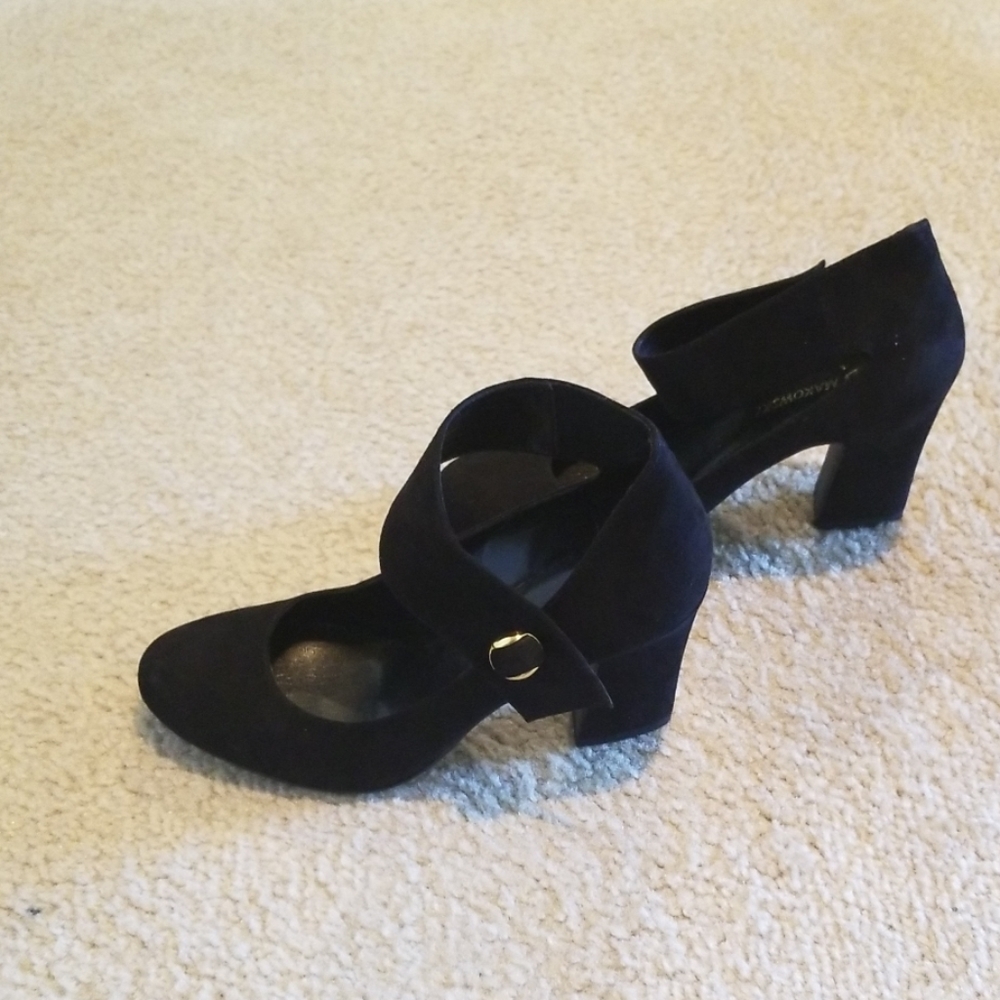 B Makowsky Ankle Strap Pumps
